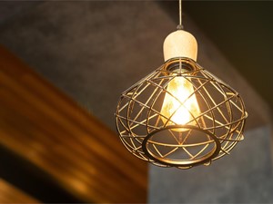 ¿Es importante cómo se instalen los focos de luz de mi vivienda?